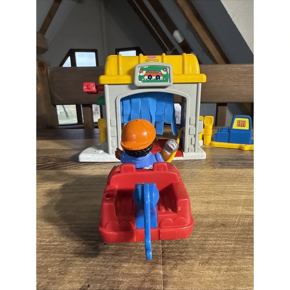 Fisher Price Little People Gas & Go Car Wash Playset W/ Tow Truck,‎ 1 Figure VTG